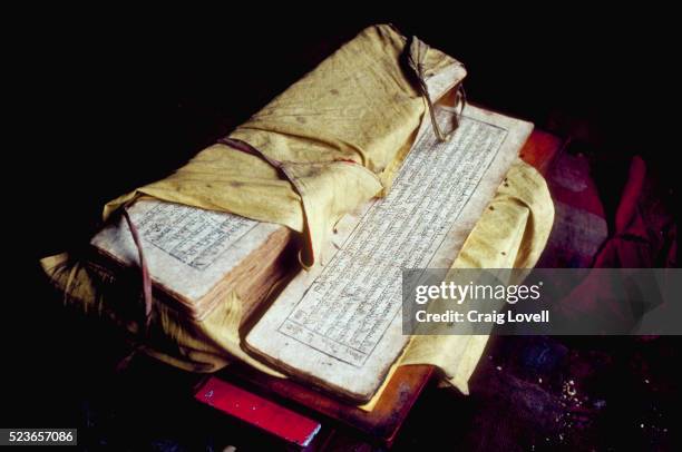 tibetan buddhist scriptures - texto religioso fotografías e imágenes de stock