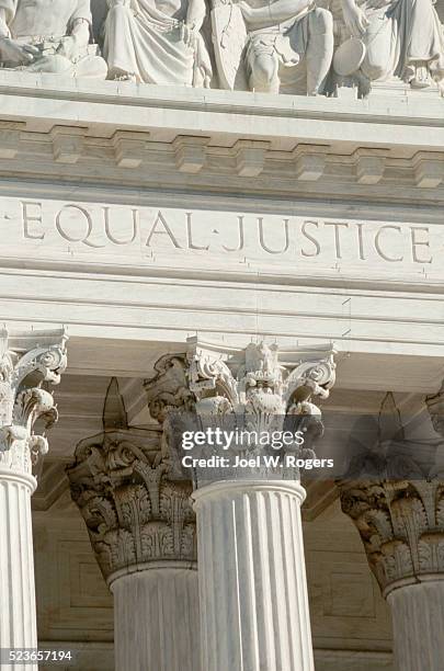 "equal justice" on the supreme court building - sierlijst stockfoto's en -beelden