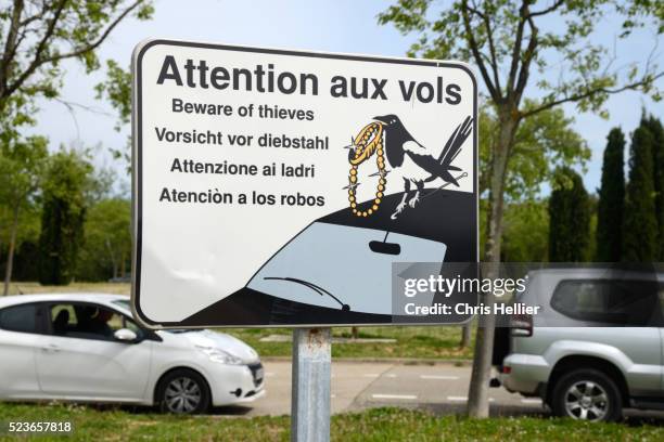 beware of car theft sign france - ekster stockfoto's en -beelden