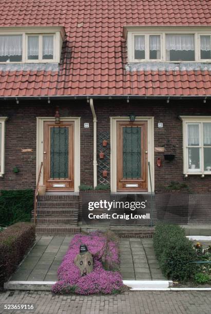 duplex in amsterdam - twee onder één kap huis stockfoto's en -beelden