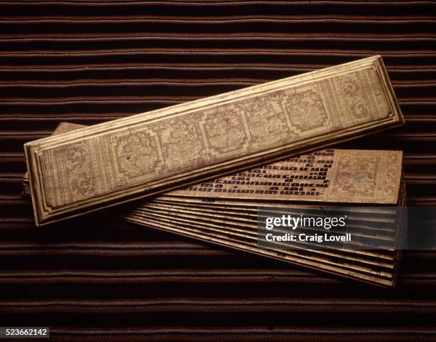 elaborate burmese buddhist scriptures - religiöser text stock-fotos und bilder