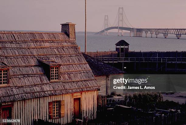 fort and bridge - pont mackinac photos et images de collection