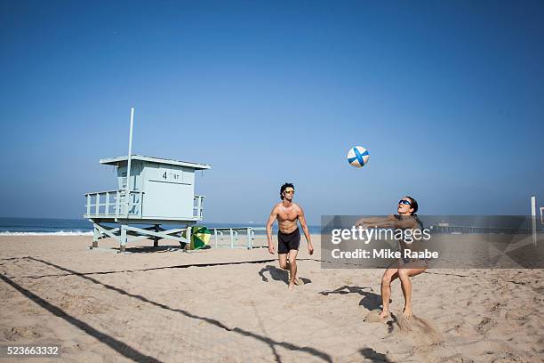 volleyball in manhattan beach - manhattan beach stock-fotos und bilder