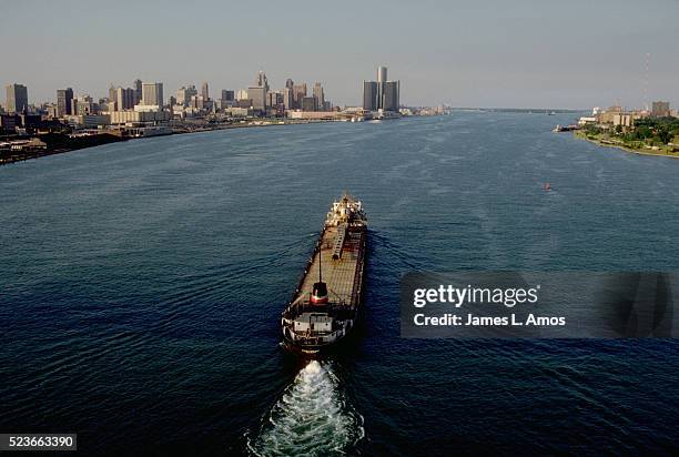 freighter approaching detroit - detroit river ストックフォトと画像