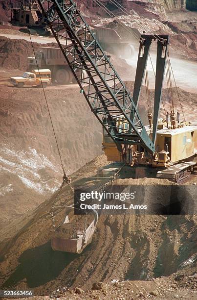 power shovel mining bauxite - open pit mine stock pictures, royalty-free photos & images