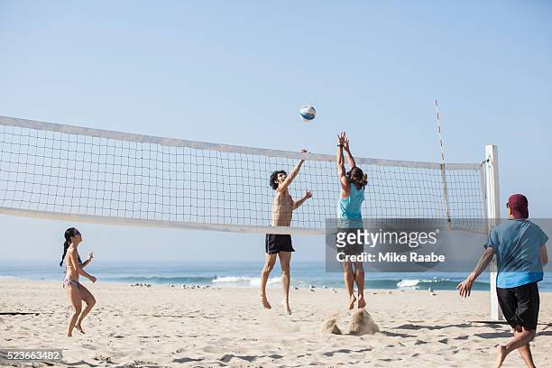 volleyball in manhattan beach - beach volleyball group stock pictures, royalty-free photos & images