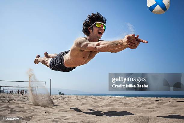 volleyball in manhattan beach - juego de voleibol de playa fotografías e imágenes de stock