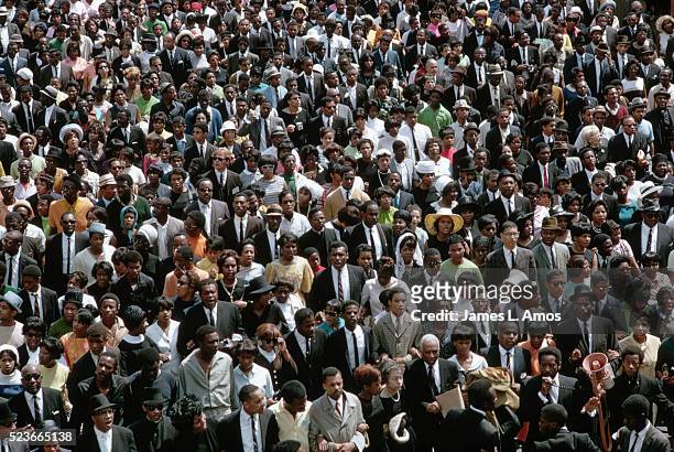 crowd at martin luther king's funeral - martin luther king jr death photo stock-fotos und bilder