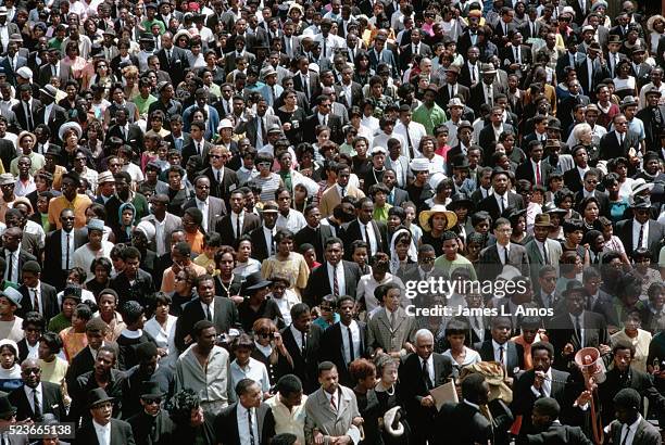 crowd at martin luther king's funeral - historia negra de estados unidos fotografías e imágenes de stock