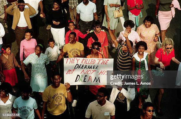 holding sign at dr. king's funeral - martin luther king jr death photo stock-fotos und bilder