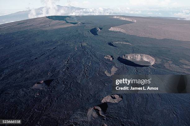 caldera on mauna loa - mauna loa stock pictures, royalty-free photos & images