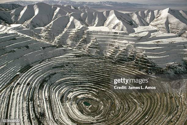bingham canyon copper mine - bingham canyon mine stock pictures, royalty-free photos & images