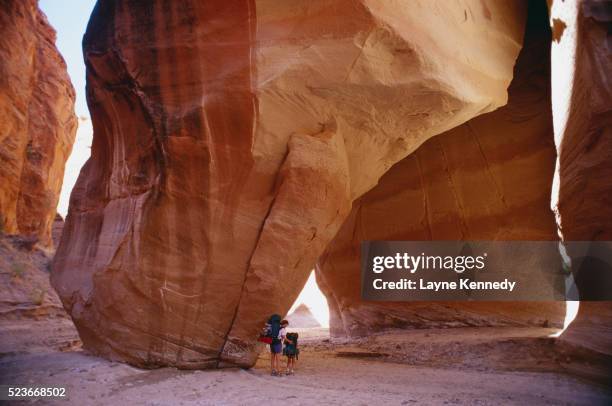 hoodoo and backpackers - paria canyon foto e immagini stock