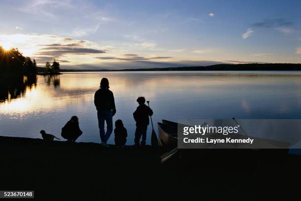 family at a lakeshore - minnesota lake stock pictures, royalty-free photos & images