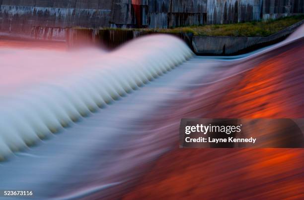 mississippi river flows thrugh downtown minneapolis, minnesota - energía hidroeléctrica fotografías e imágenes de stock