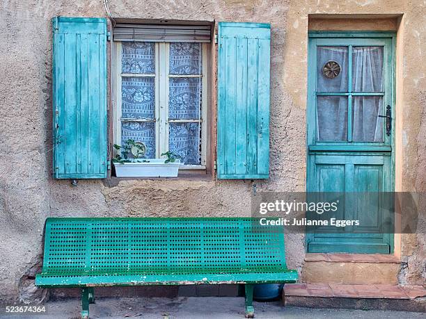 europe, france, provence, roussillon. matching shutters, door and bench in the town of roussillon - alpes de alta provenza fotografías e imágenes de stock