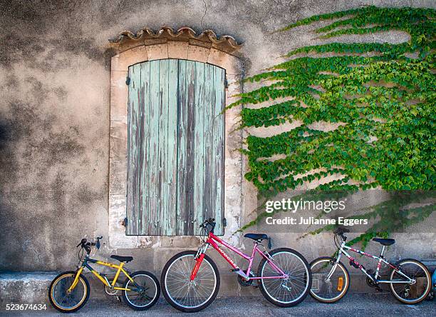 europe, france, provence. bicycles in the hilltown of lacoste. - alpes de alta provenza fotografías e imágenes de stock