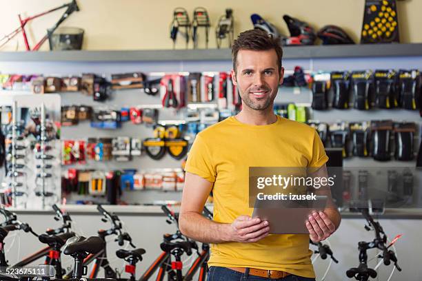 gerente de la tienda de deporte con tableta digital - red artículos deportivos fotografías e imágenes de stock
