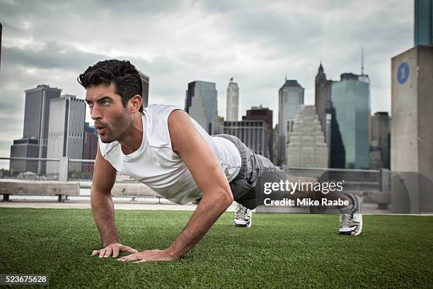 young man doing push-ups, brooklyn, new york city, new york state, usa - flexiones fotografías e imágenes de stock