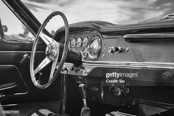 prix maserati 3500 gtis spyder voiture de sport à l'intérieur - gear shift classic car photos et images de collection