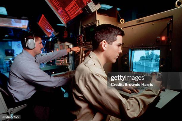 naval communications - militair schip stockfoto's en -beelden