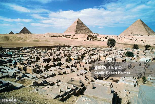 pyramid of chephren and cemetery - pyramid of chephren stock pictures, royalty-free photos & images