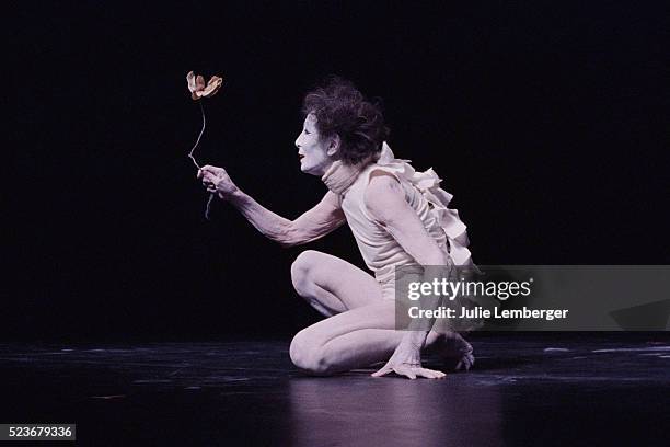 Butoh Shell Butoh Dance Photos and Premium High Res Pictures - Getty Images
