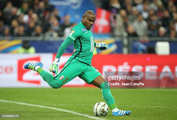 Goalkeeper of Lille Vincent Enyeama in action during the French League Cup final between Paris Saint-Germain and Lille OSC at Stade de France on...