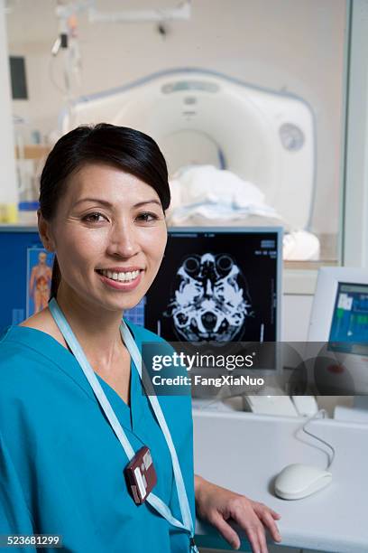 doctor smiling with mri scan - radiologist 個照片及圖片檔