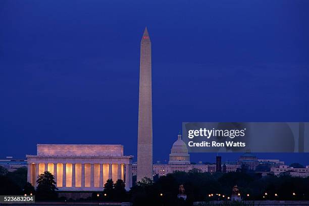 washington, dc landmarks at twilight - lincoln memorial photos et images de collection