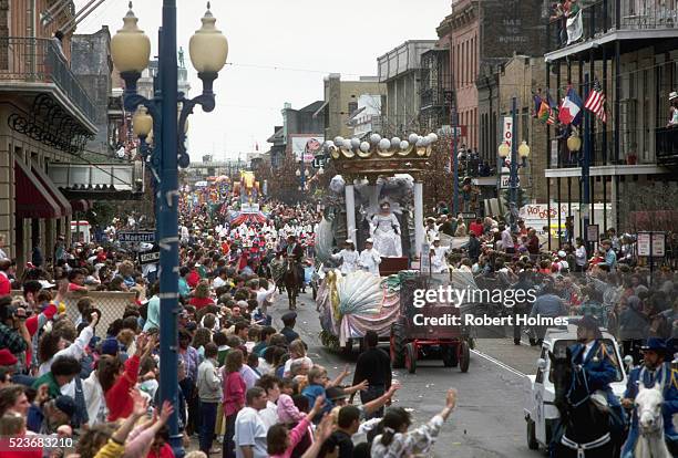 mardi gras parade - mardi gras de nueva orleans fotografías e imágenes de stock