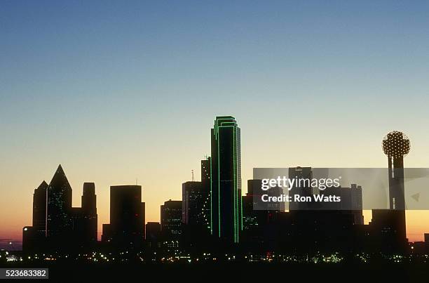 dallas skyline at twilight - reunion tower stock-fotos und bilder