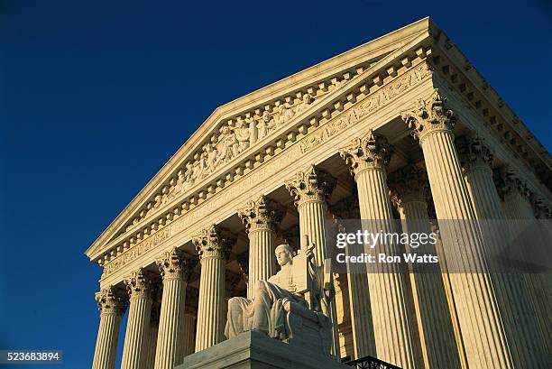 portico of the supreme court - corte suprema palazzo di giustizia foto e immagini stock