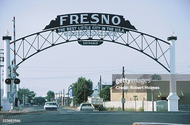 fresno entrance sign - fresno california fotografías e imágenes de stock