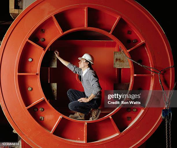 man and steel - construction circle stockfoto's en -beelden