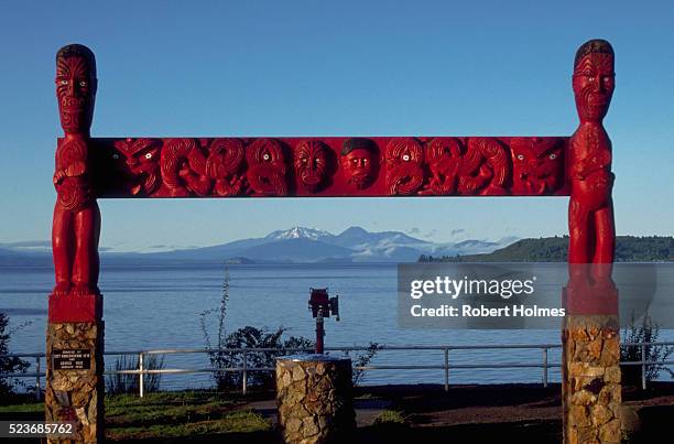 maori gate carving at lake taupo, new zealand - maori carving stockfoto's en -beelden