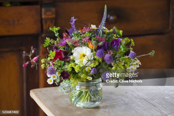 common farm flowers, somerset - blumenvase stock-fotos und bilder