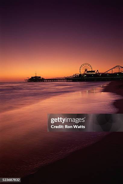 santa monica pier at sunset - santa monica los ángeles stock pictures, royalty-free photos & images