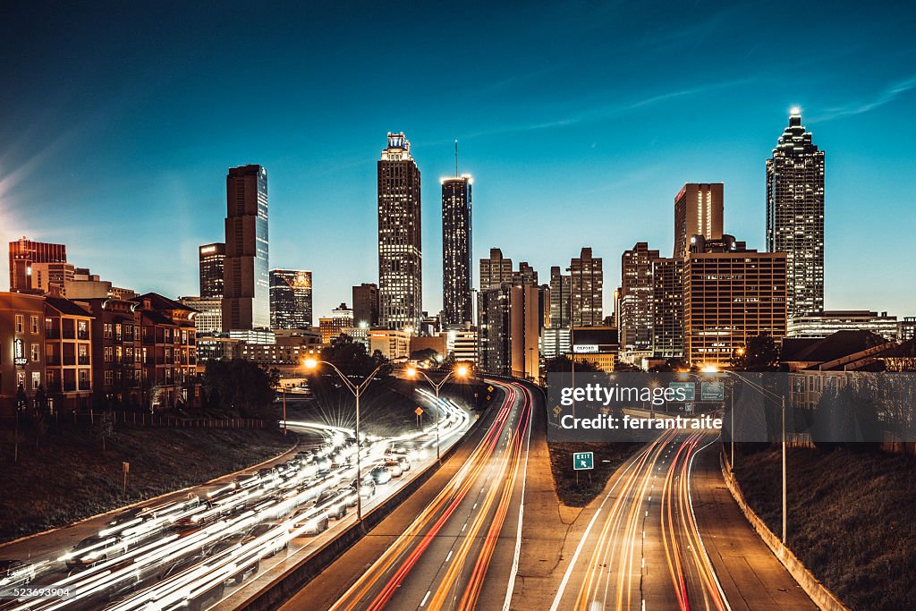 Atlanta-Skyline in der Abenddämmerung