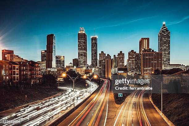 atlanta skyline at dusk - georgia verenigde staten stockfoto's en -beelden