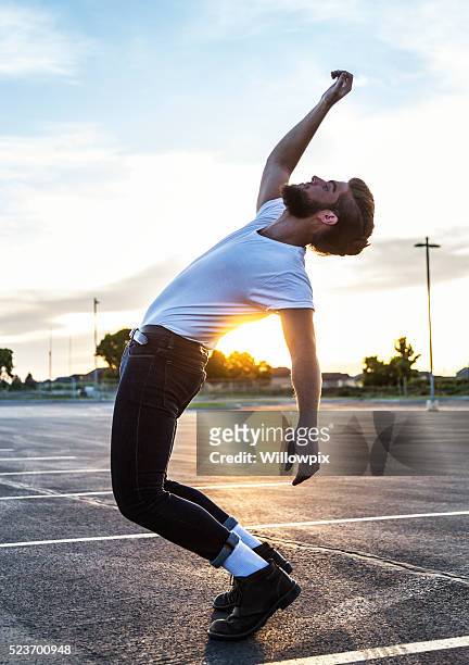 fifties greaser sunset parking lot dancer bending backwards - men in white socks 個照片及圖片檔