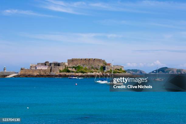 guernsey, channel islands: view of castle cornet - guernsey stock-fotos und bilder