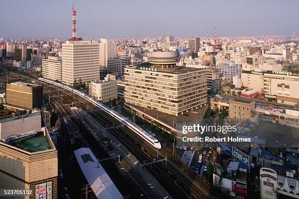 bullet train through tokyo - showa period fotografías e imágenes de stock