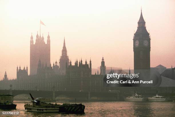 foggy waters and buildings, westminster - westminster abbey stock-fotos und bilder