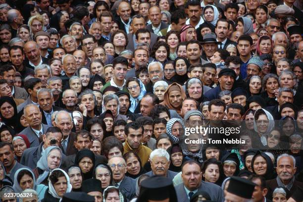 crowd of muslims and christians in jerusalem - israeli ethnicity fotografías e imágenes de stock