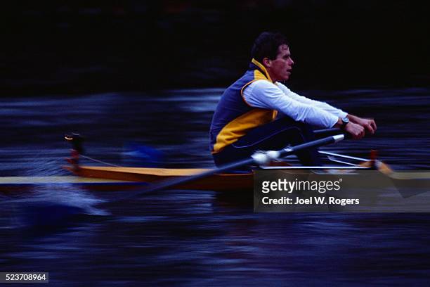 man rowing single scull - single scull stockfoto's en -beelden