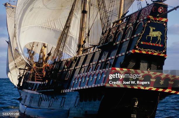 the golden hinde at sea - golden hind ship 個照片及圖片檔