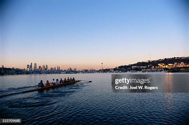 rowing team on lake union - bateau à rames photos et images de collection