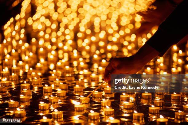 lighting candles at winter lights festival in reykjavik - diwali 個照片及圖片檔