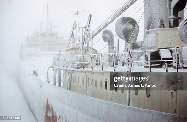 great lakes ore carrier in winter - detroit river fotografías e imágenes de stock